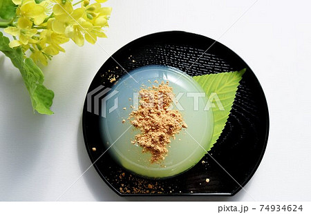 プルンとしたくずもち 菜の花 白バック プルンとしたくずもち 菜の花 白バック 74934624