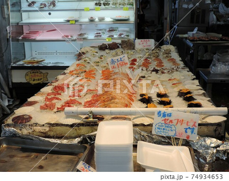 お魚センターの中の売り場 74934653