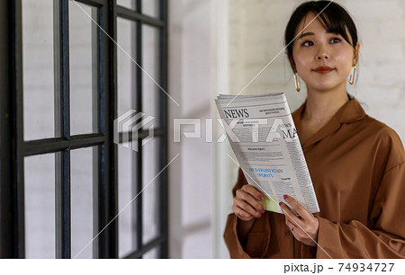 新聞を読む女性 新聞を読む女性 74934727