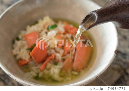鮭茶漬けに玄米茶を注ぐ 74934771