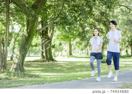 ウォーキングをする若い男女 ウォーキングをする若い男女 74934880