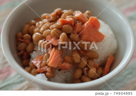 鮭納豆ごはん 74934995
