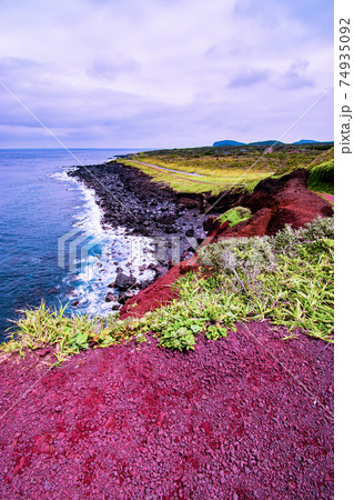 伊豆七島の伊豆大島の東京都大島町元町にある赤禿と海と空 伊豆七島の伊豆大島の東京都大島町元町にある赤禿と海と空 74935092