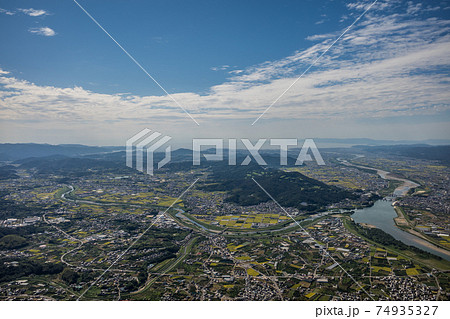 百合山上空から貴志川や船戸山が見える風景を空撮。和歌山県紀の川市の