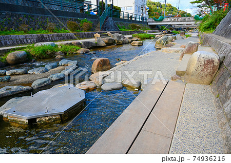 玉造温泉 玉湯川畔の足湯 松江市 玉造温泉 玉湯川畔の足湯 松江市 74936216