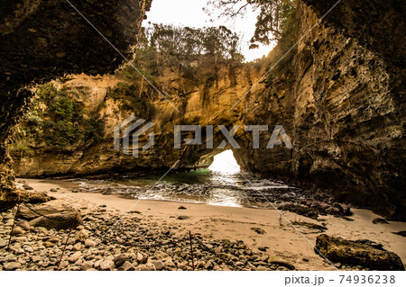 静岡県下田市田牛にある伊豆半島の観光名所の龍宮窟 74936238