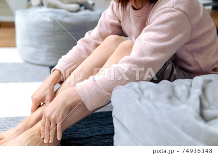 足のケアをする女性　むくみマッサージ 74936348