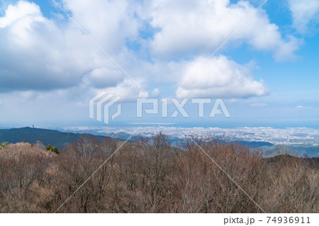 和泉葛城山の山頂にある展望台から見た景色 和泉葛城山の山頂にある展望台から見た景色 74936911
