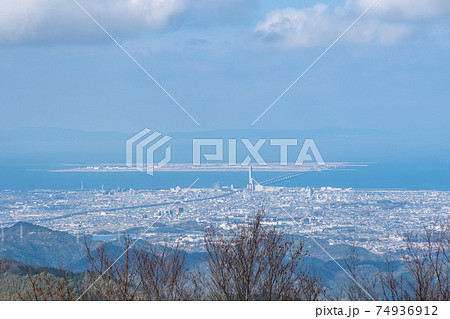 和泉葛城山の山頂にある展望台から見た関西国際空港の写真素材