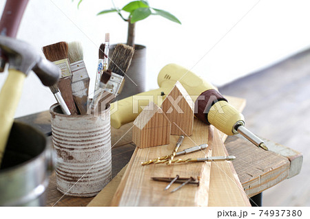 DIYの木工道具と木材 74937380