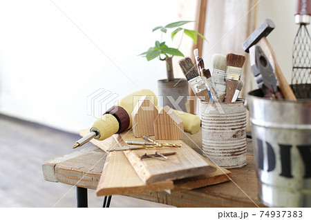 DIYの木工道具と木材のイメージ 74937383