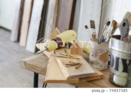 DIYの木工道具と木材 74937385