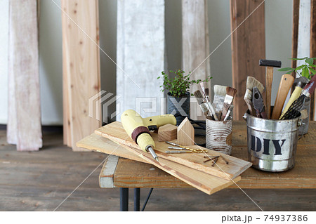 DIYの木工道具と木材 74937386