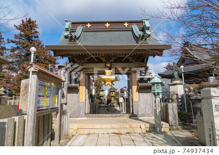 能勢妙見山の山頂にある本瀧寺の門（大阪側から撮影） 74937434