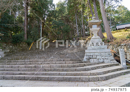 比叡山の登山口へ向かう階段（比叡山坂本駅側） 74937975