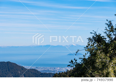 比叡山の山頂付近の駐車場から見た琵琶湖と伊吹山(右遠景の積雪のあるピーク) 比叡山の山頂付近の駐車場から見た琵琶湖と伊吹山(右遠景の積雪のあるピーク) 74937990