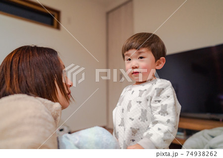 悲しそうに見つめる母親 悲しそうに見つめる母親 74938262