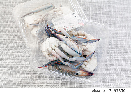 プラスチック容器入りの切りワタリガニ、カットされているわたり蟹 74938504