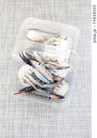 プラスチック容器入りの切りワタリガニ、カットされているわたり蟹 74938505