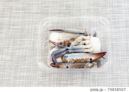 プラスチック容器入りの切りワタリガニ、カットされているわたり蟹 プラスチック容器入りの切りワタリガニ、カットされているわたり蟹 74938507