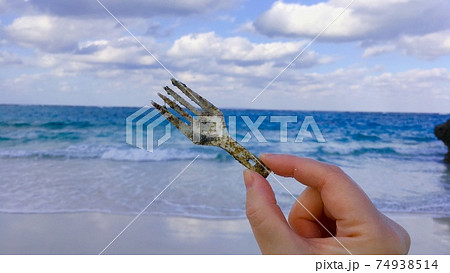 【海洋漂着ごみ】壊れたプラスチックの使い捨てフォーク 【海洋漂着ごみ】壊れたプラスチックの使い捨てフォーク 74938514
