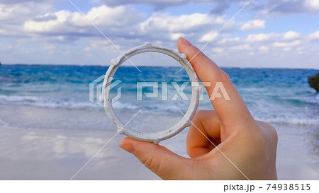 【海洋漂着ごみ】プラスチックの容器の蓋 74938515