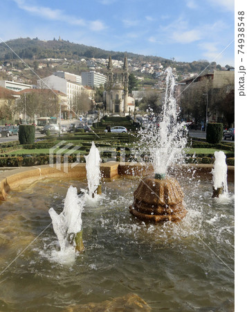 ポルトガル ギマランイス 噴水越しの 聖グアルテル教会 ポルトガル ギマランイス 噴水越しの 聖グアルテル教会 74938548
