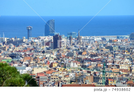 グエル公園から眺めるバルセロナの街並み グエル公園から眺めるバルセロナの街並み 74938602