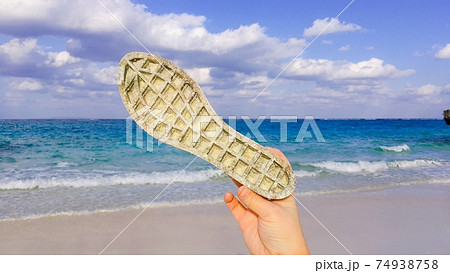 【海洋漂着ごみ】美しい海とゴム製の靴の底 【海洋漂着ごみ】美しい海とゴム製の靴の底 74938758