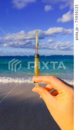 【海洋漂着ごみ】美しい海とガラスの注射器 【海洋漂着ごみ】美しい海とガラスの注射器 74939135