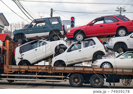 トラックに積まれたスクラップ自動車 74939178