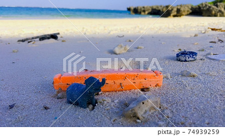 【海洋漂着ごみ】美しい海に流れ着いた象のフィギュアとオレンジ色の浮標 【海洋漂着ごみ】美しい海に流れ着いた象のフィギュアとオレンジ色の浮標 74939259