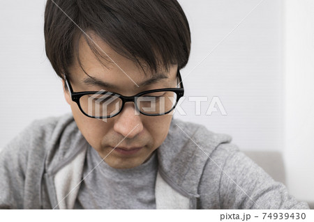 カメラに向かってリモートで会話をする男性 74939430