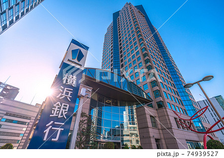 日本の横浜都市景観　みなとみらいの横浜銀行などを望む 74939527