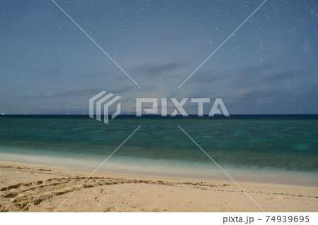 【与論島】星の瞬く砂浜に残るウミガメの足跡と沖縄本島 【与論島】星の瞬く砂浜に残るウミガメの足跡と沖縄本島 74939695