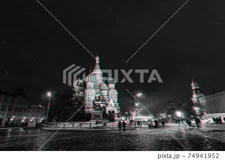 Saint Basil's Cathedral on red Square in Moscow in Russia at night in winter with snow 74941952