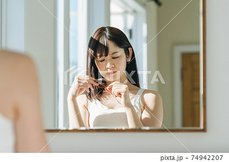 ダメージヘアに悩む女性 ダメージヘアに悩む女性 74942207