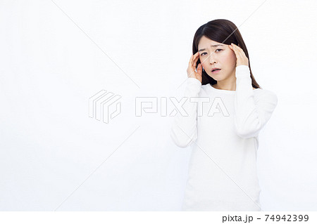 30代女性 頭痛 白バック 30代女性 頭痛 白バック 74942399