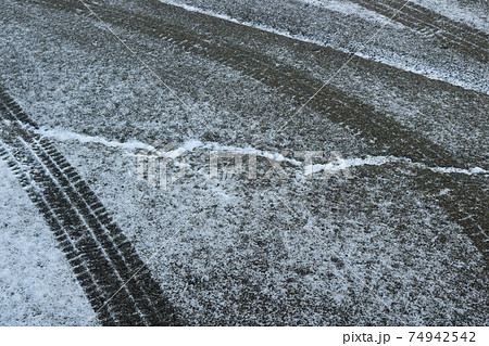 雪道のスタッドレスタイヤの跡の写真素材 74942542 Pixta