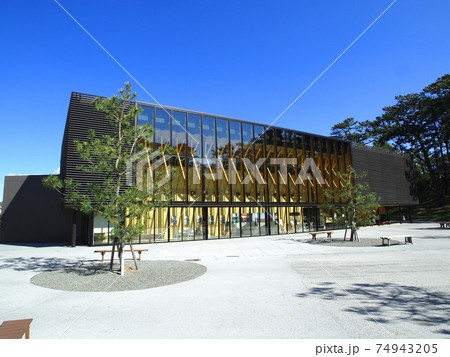 <静岡県>静岡市三保松原文化創造センター「みほしるべ」 <静岡県>静岡市三保松原文化創造センター「みほしるべ」 74943205