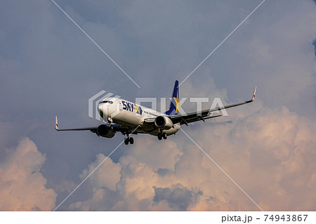 着陸するスカイマーク 74943867