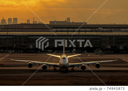 滑走路へ移動する航空機 74943873