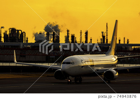 滑走路へ向かう航空機 滑走路へ向かう航空機 74943876