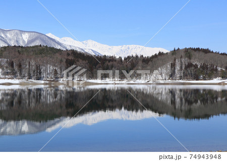 春待つ青木湖と白馬連峰 74943948