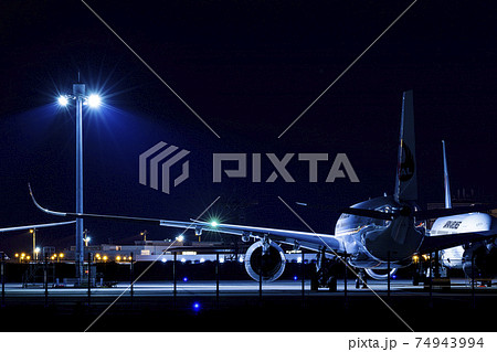 夜間駐機中の航空機 夜間駐機中の航空機 74943994