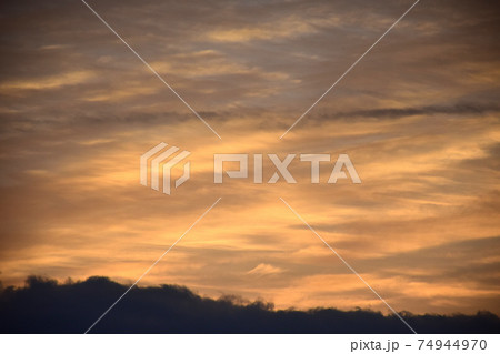茜色に染まる朝焼け雲 面白い形の朝焼け雲 茜色に染まる朝焼け雲 面白い形の朝焼け雲 74944970