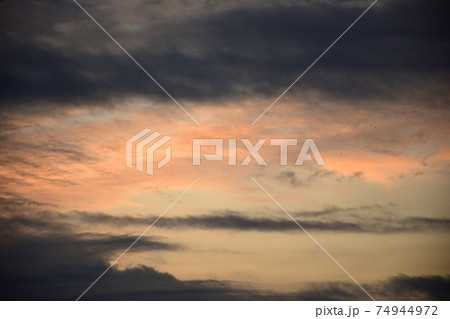 茜色に染まる朝焼け雲 面白い形の朝焼け雲 茜色に染まる朝焼け雲 面白い形の朝焼け雲 74944972
