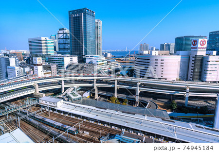 日本の横浜都市景観　横浜駅前（東口方面）の街並みなどを望む 74945184