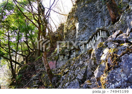 栃木 三峰山 御嶽大神御岩戸横の祠 栃木 三峰山 御嶽大神御岩戸横の祠 74945199