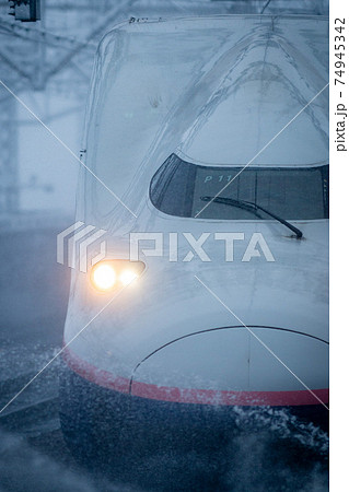 雪の中定刻で走る上越新幹線マックス 74945342